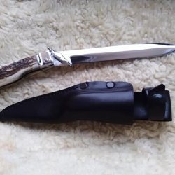 Špeciálny zatvárací nôž s otočnou záštitou